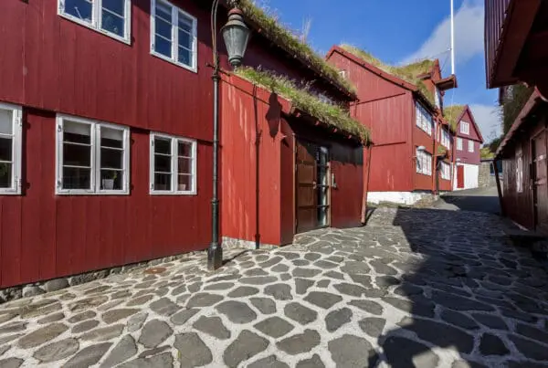 Túrur við ferðaleiðara á Reyni og Tinganesi